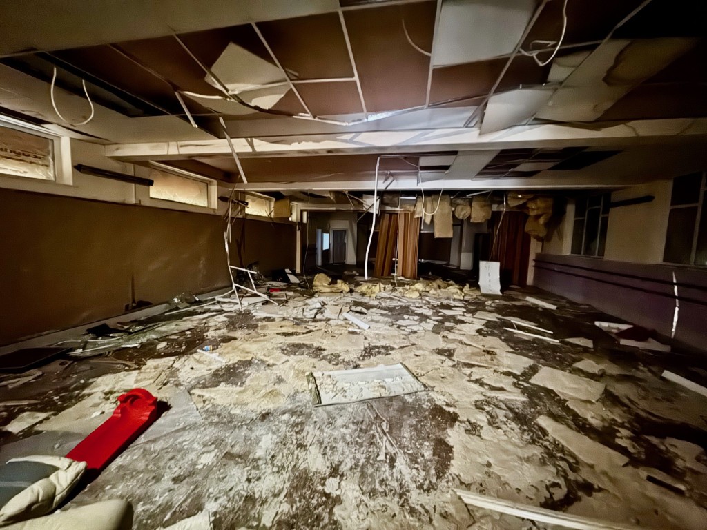 Lot: 72 - FORMER DANCE STUDIO AND TWO-BEDROOM FLAT - Ground floor hall